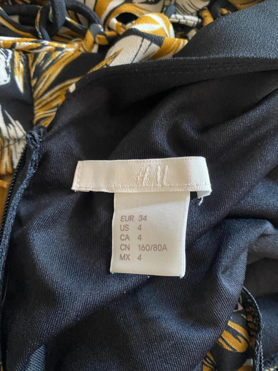 H&M mid-length dress size 34 black with ochre & white tropical print – V-back, side lacing – photo 10